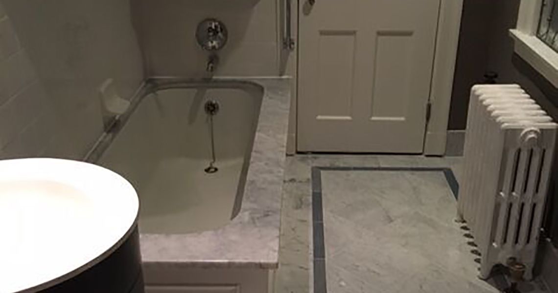 bathroom design with bathtub