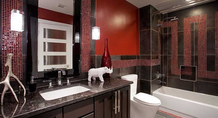bathroom with black tile backsplash and gold walls)